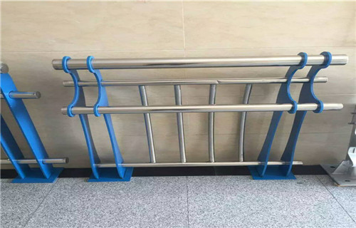 碳鋼防撞護(hù)欄高品質(zhì)廠(chǎng)家專(zhuān)業(yè)生產(chǎn)團(tuán)隊(duì)