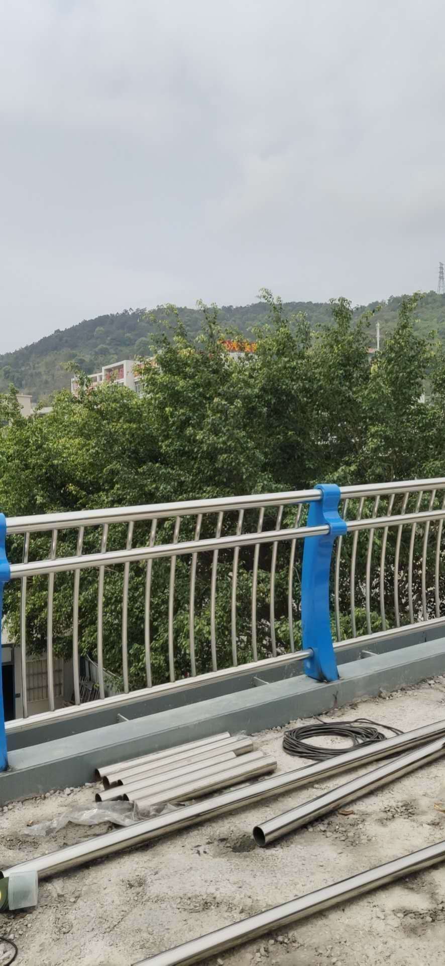 不銹鋼復合管護欄當?shù)毓? ></div>
											<div   id=